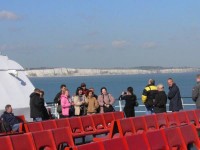 V pozadí Dover, v popředí skupina italských turistů
